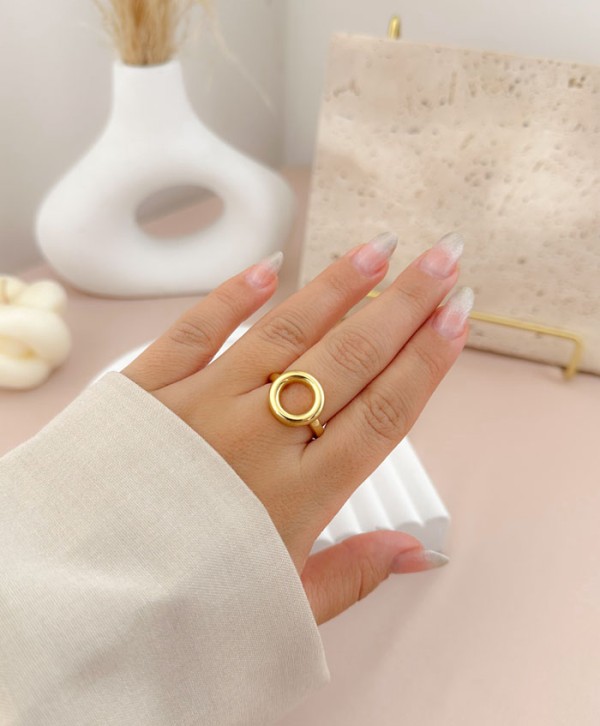 Circle silhouette ring