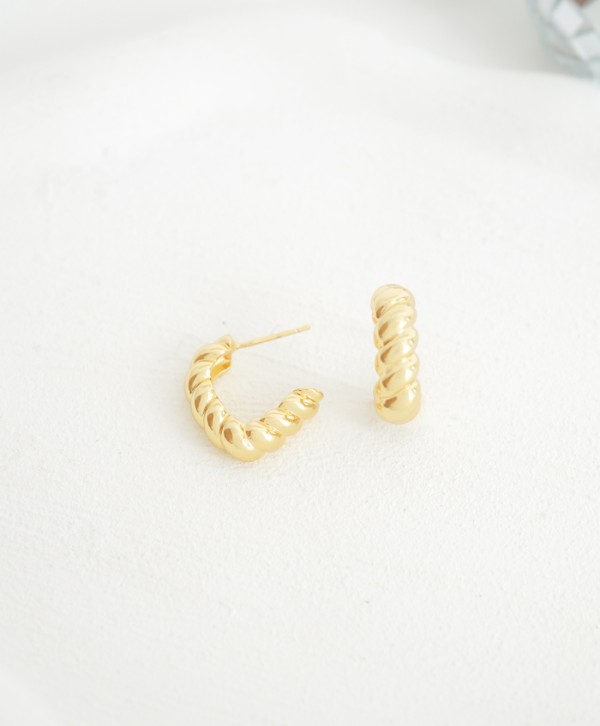 Aretes línea dorada