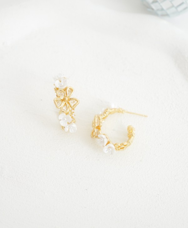 Aretes white bloom