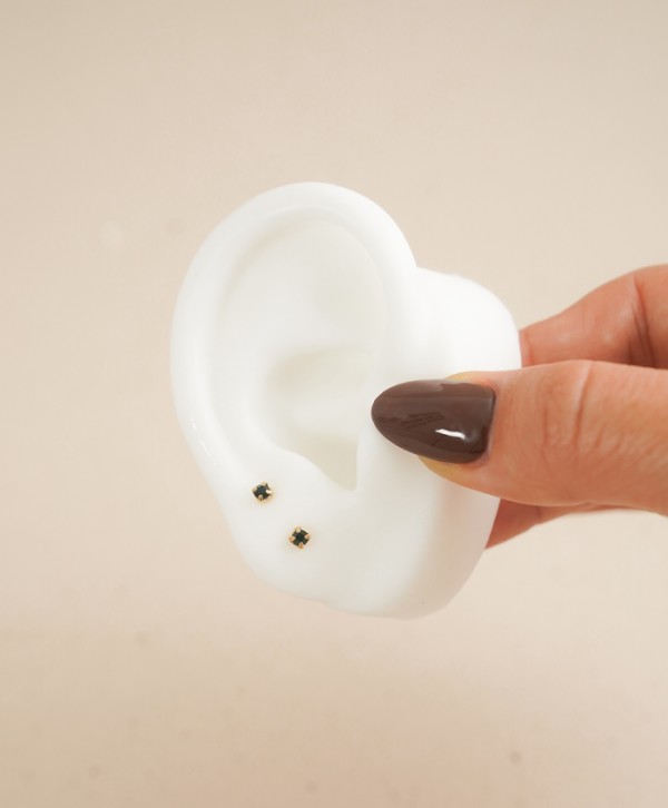 2mm emerald sparkle earring