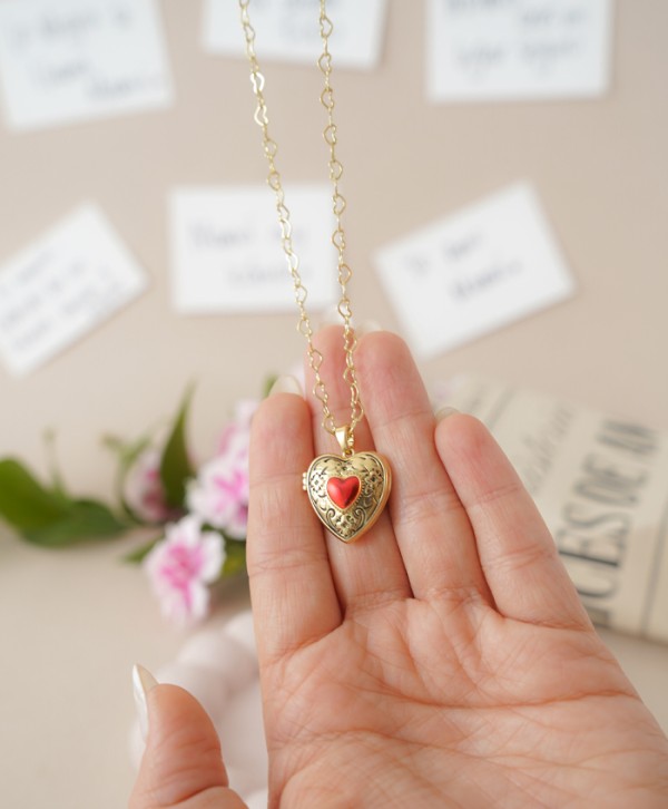 Collar memories of love