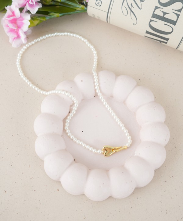 Choker perlado broche corazón