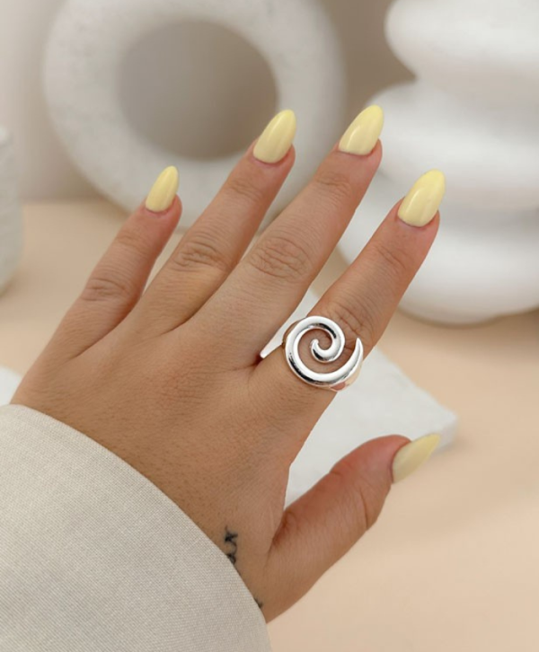 Anillo espiral plateado