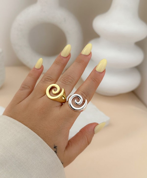 Anillo espiral dorado