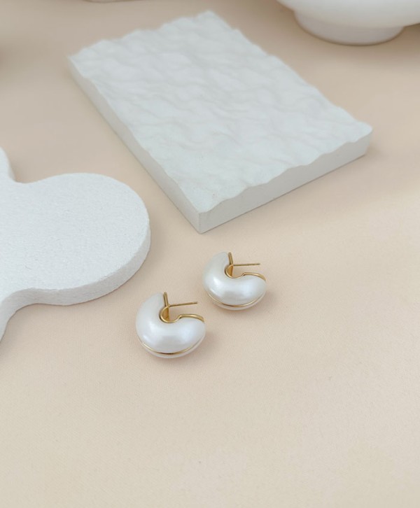 Aretes bold white