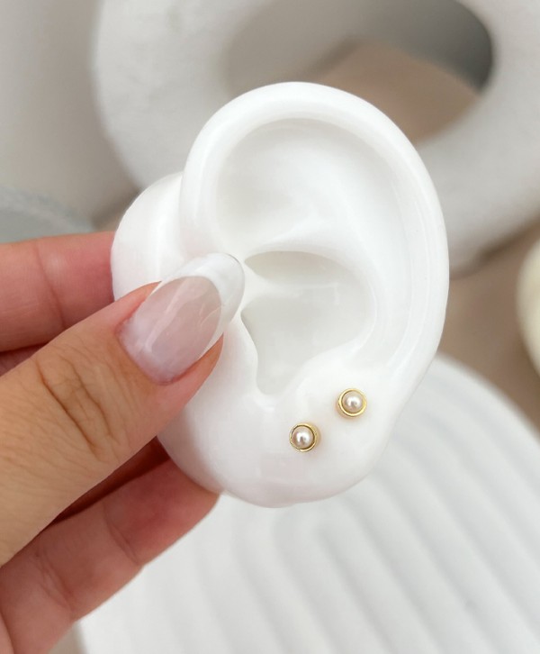 Pearl earring